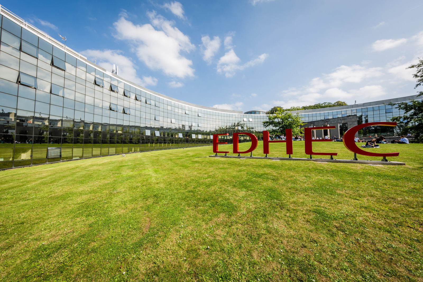 Photo du logo EDHEC sur la pelouse du campus de Lille