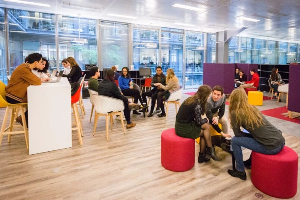 étudiants sur le campus de Paris