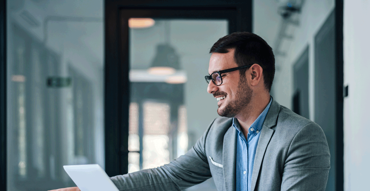 Participante souriant Certificat Manager EDHEC –Certificat Manager – Piloter la performance financière de son activité​​