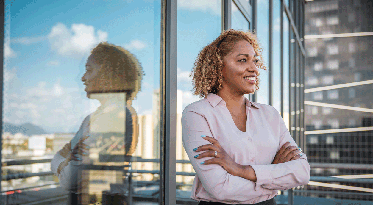 Participante souriante Certificat Manager EDHEC – Bâtir et exécuter la stratégie​ 
