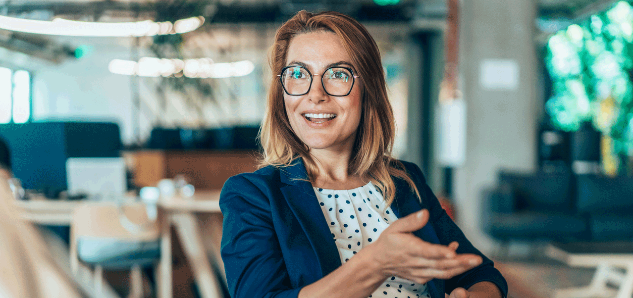 Participante souriante Certificat Manager EDHEC – Développer et affirmer son leadership