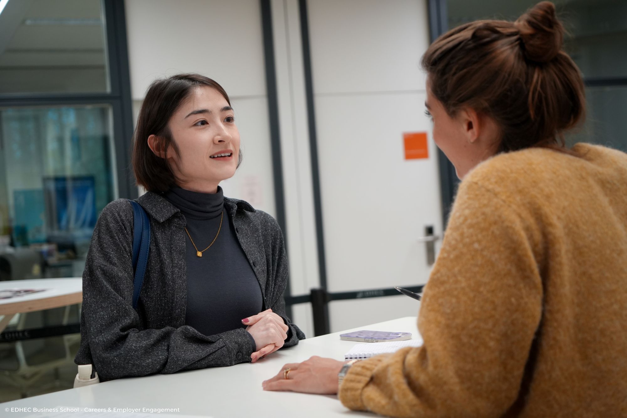 étudiante discutant avec une recruteuse