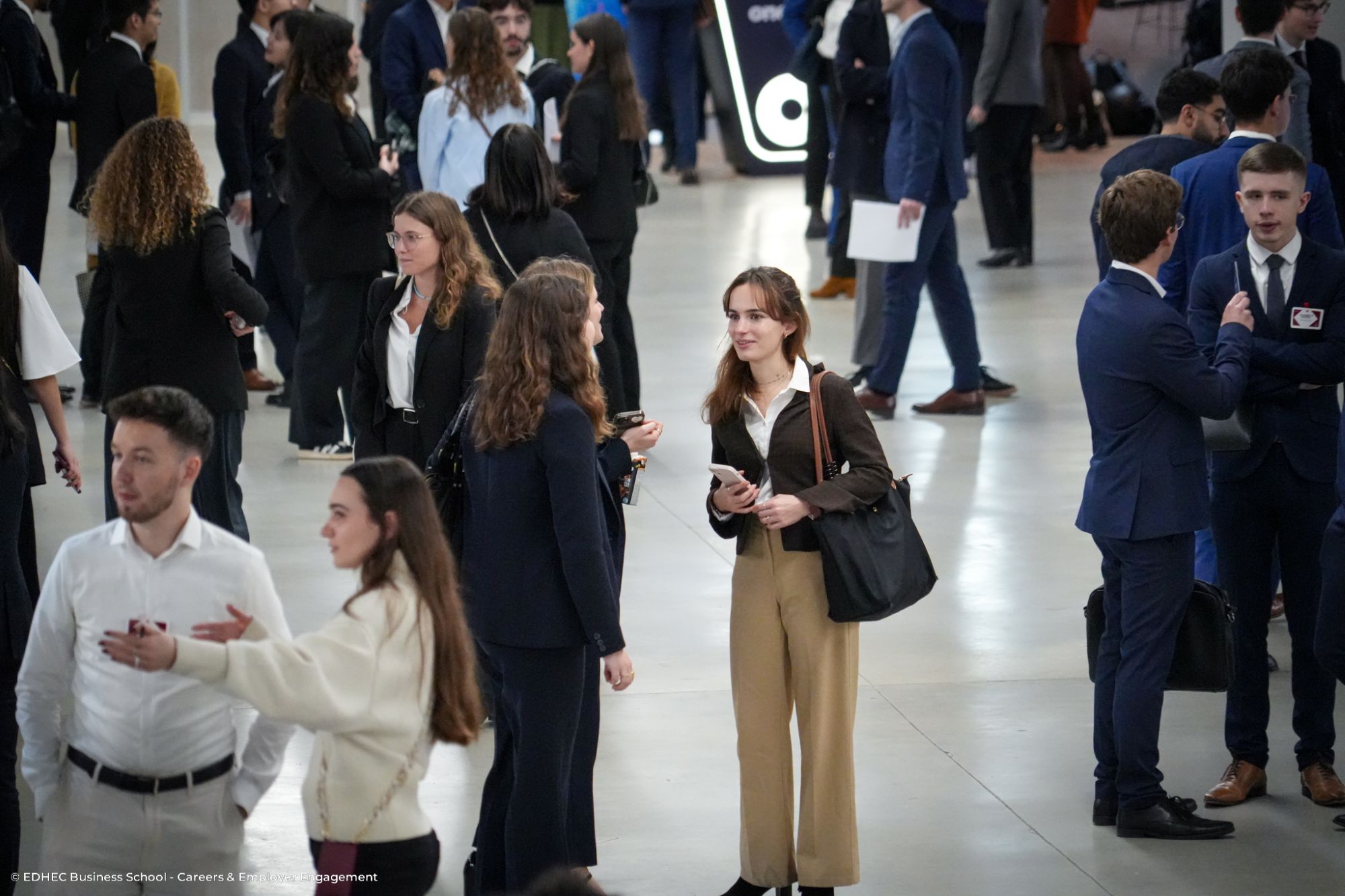 étudiants en groupe lors d'un forum de recrutement