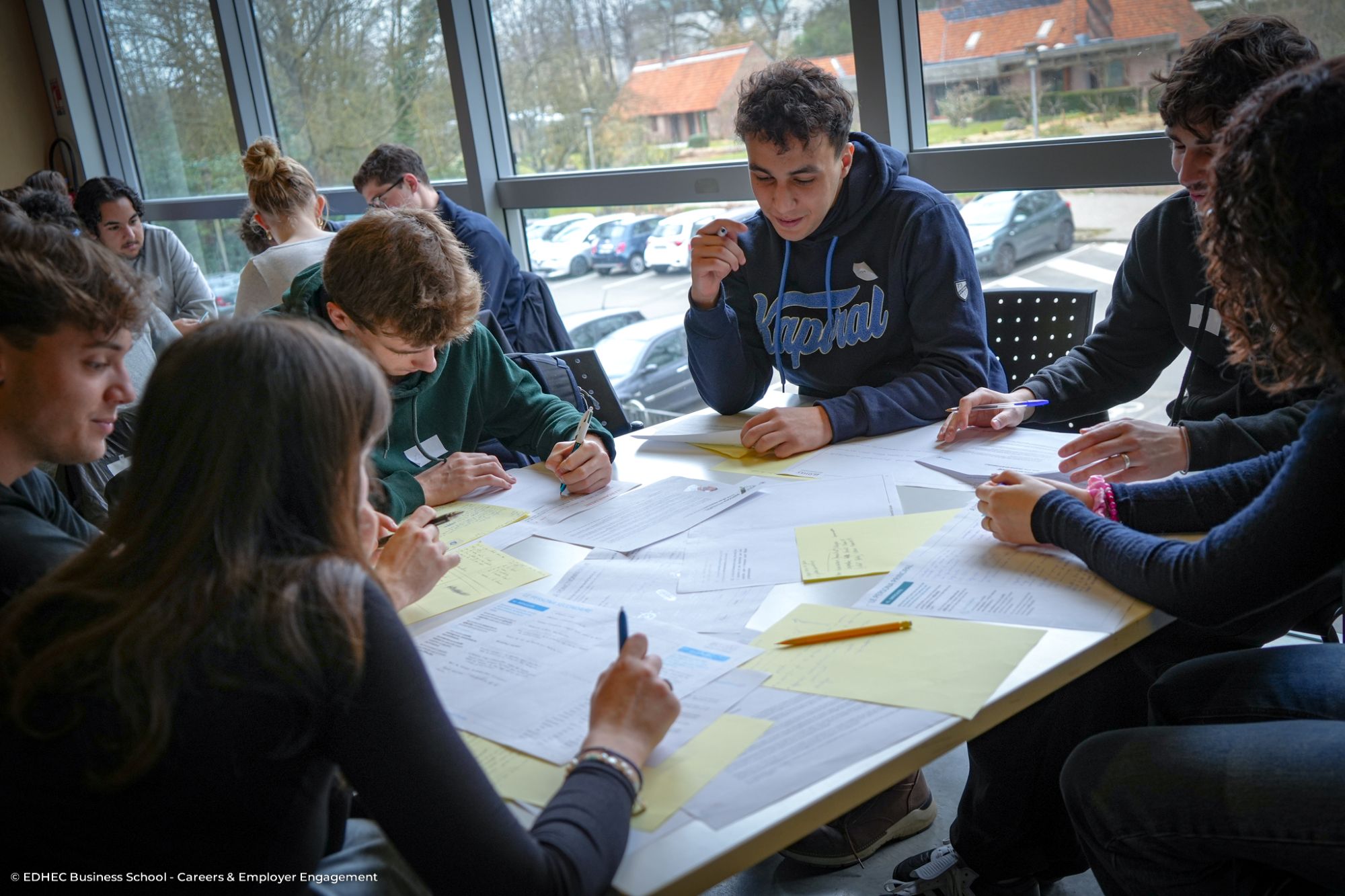 étudiants autour d'une table