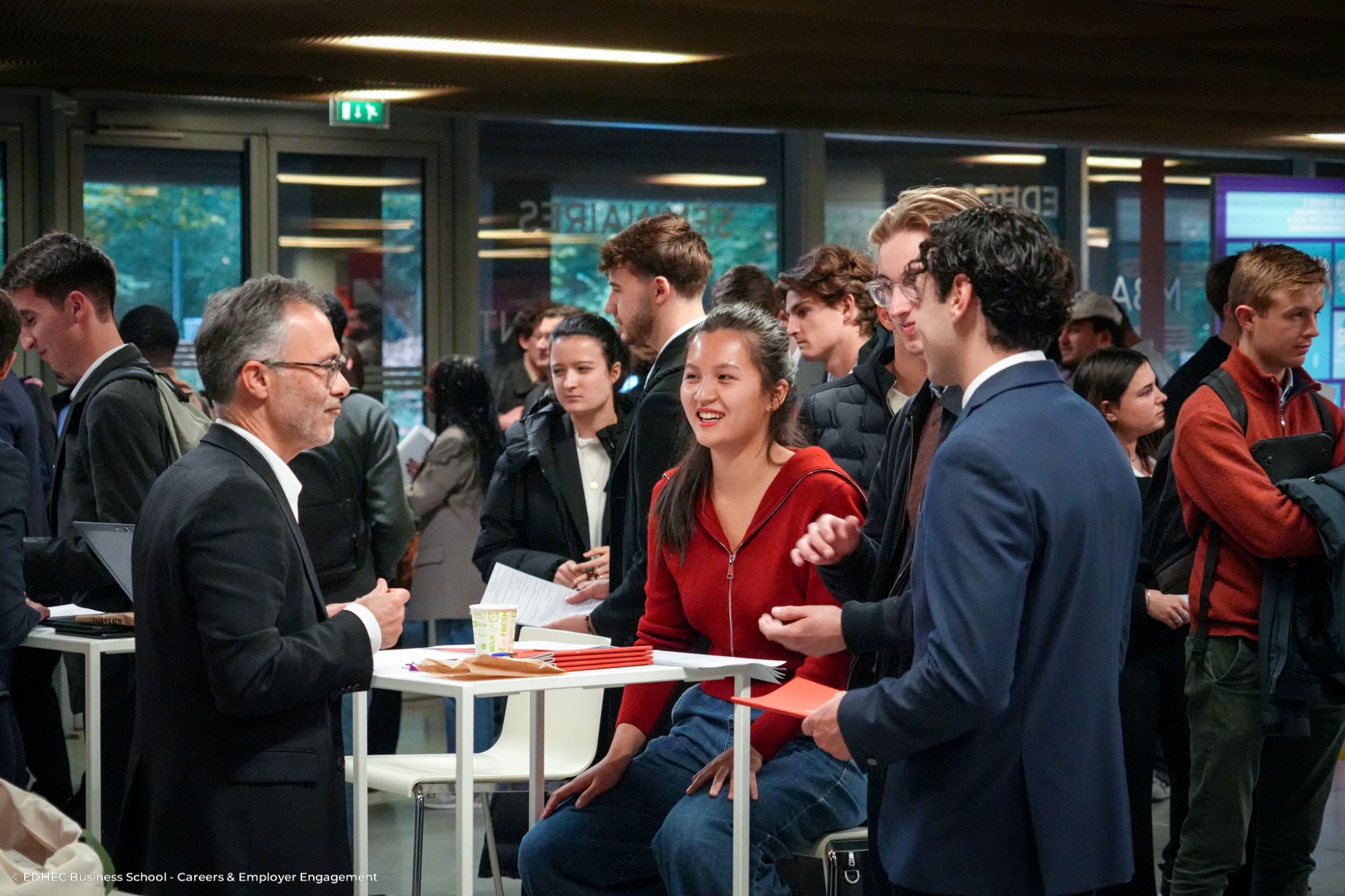 Session de recrutement entre des étudiants et un recruteur