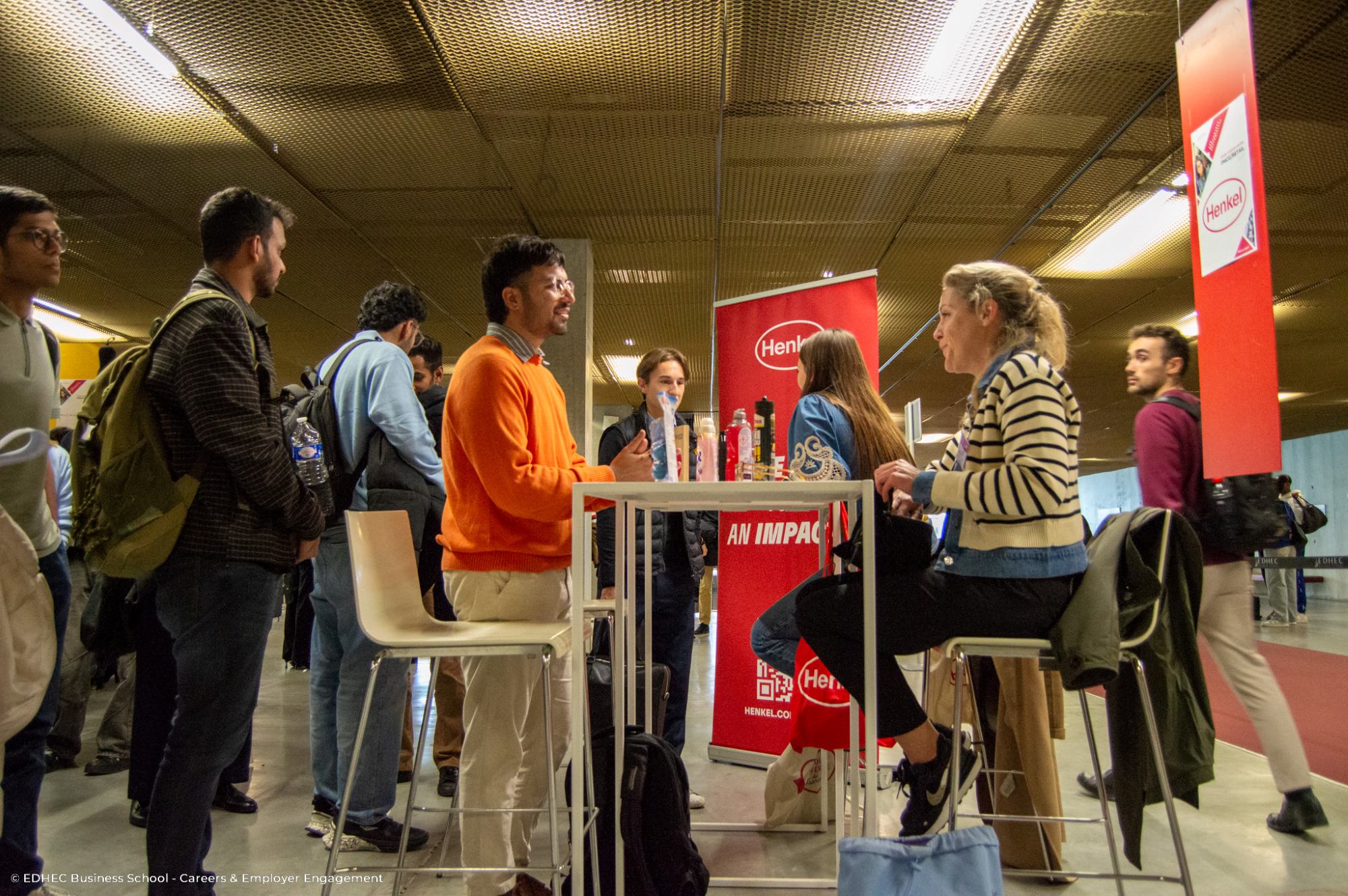 étudiant discutant avec une recruteuse