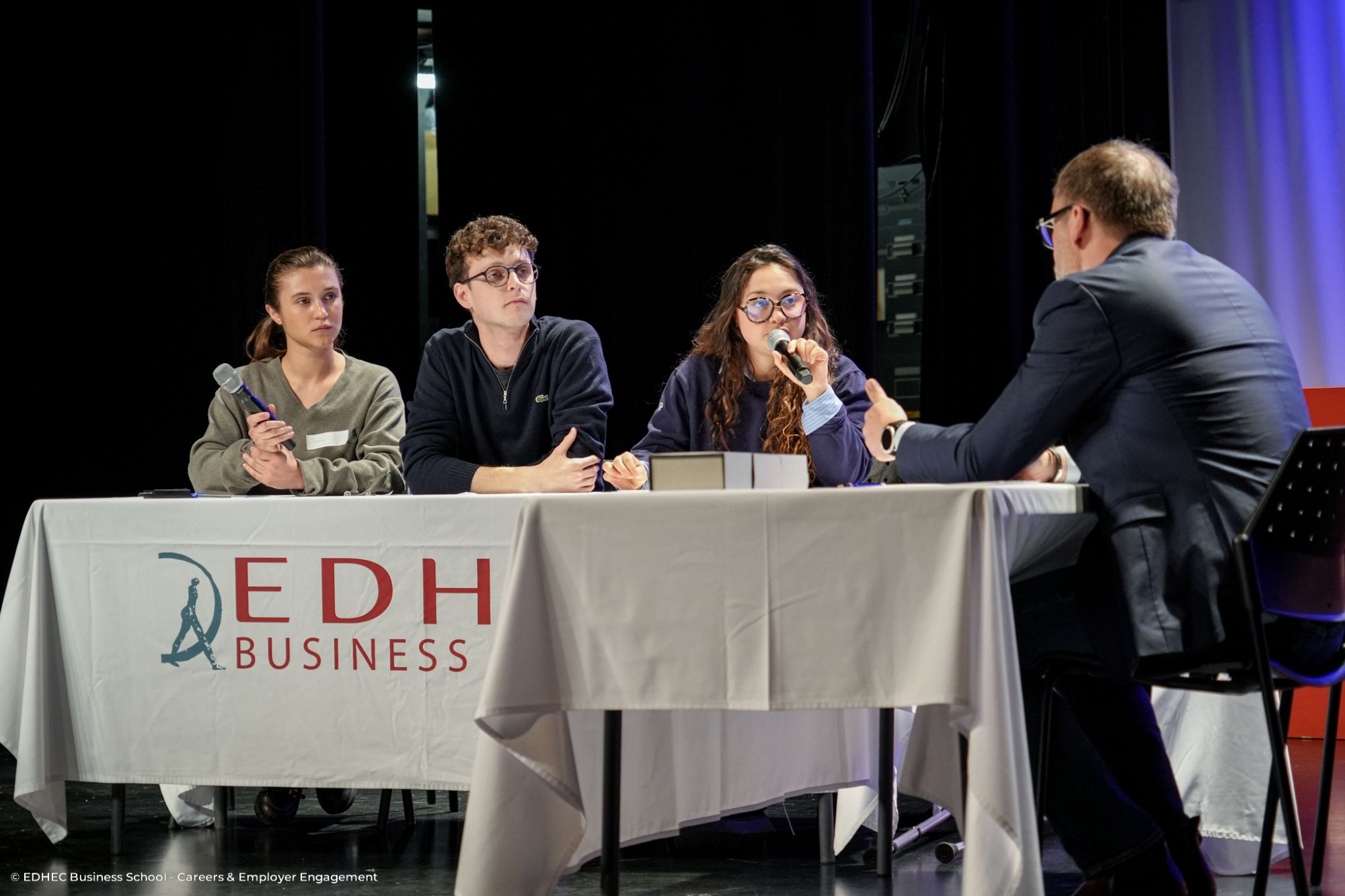 étudiants négociant autour d'une table