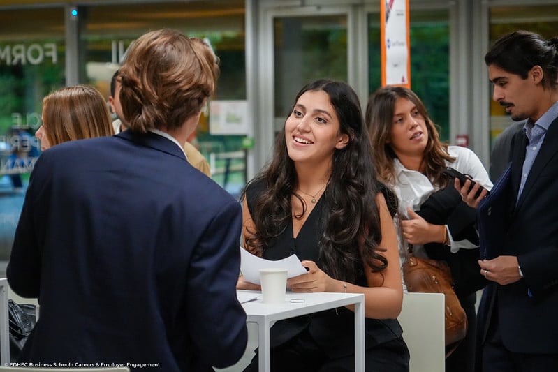 Session de networking entre une étudiante et un recruteur sur le campus de Lille