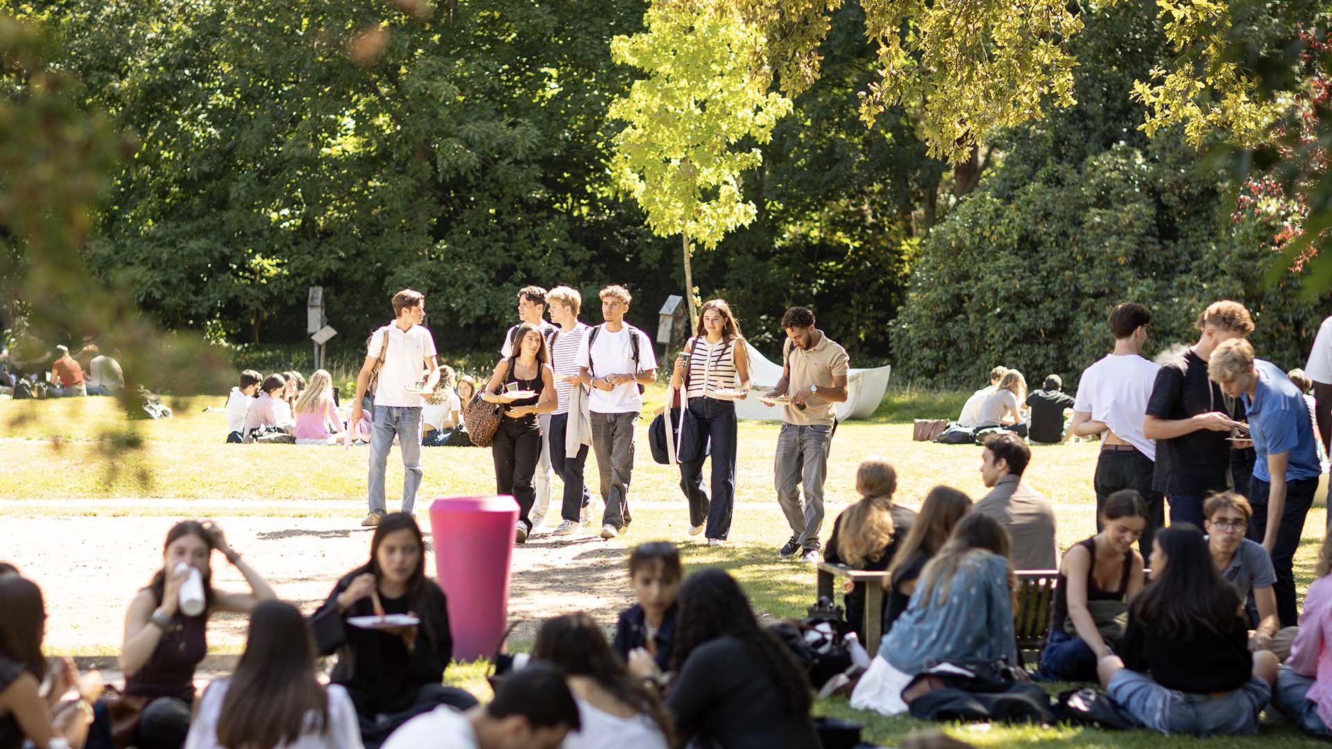 Étudiants dans le parc du campus EDHEC de Lille