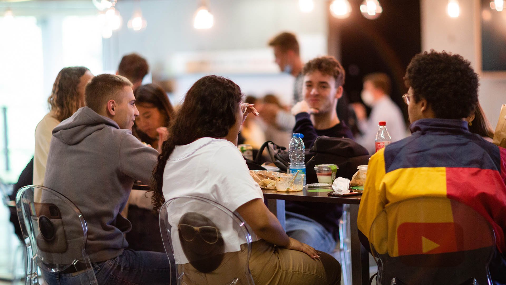 Étudiants dans l'espace restauration du campus EDHEC de Lille