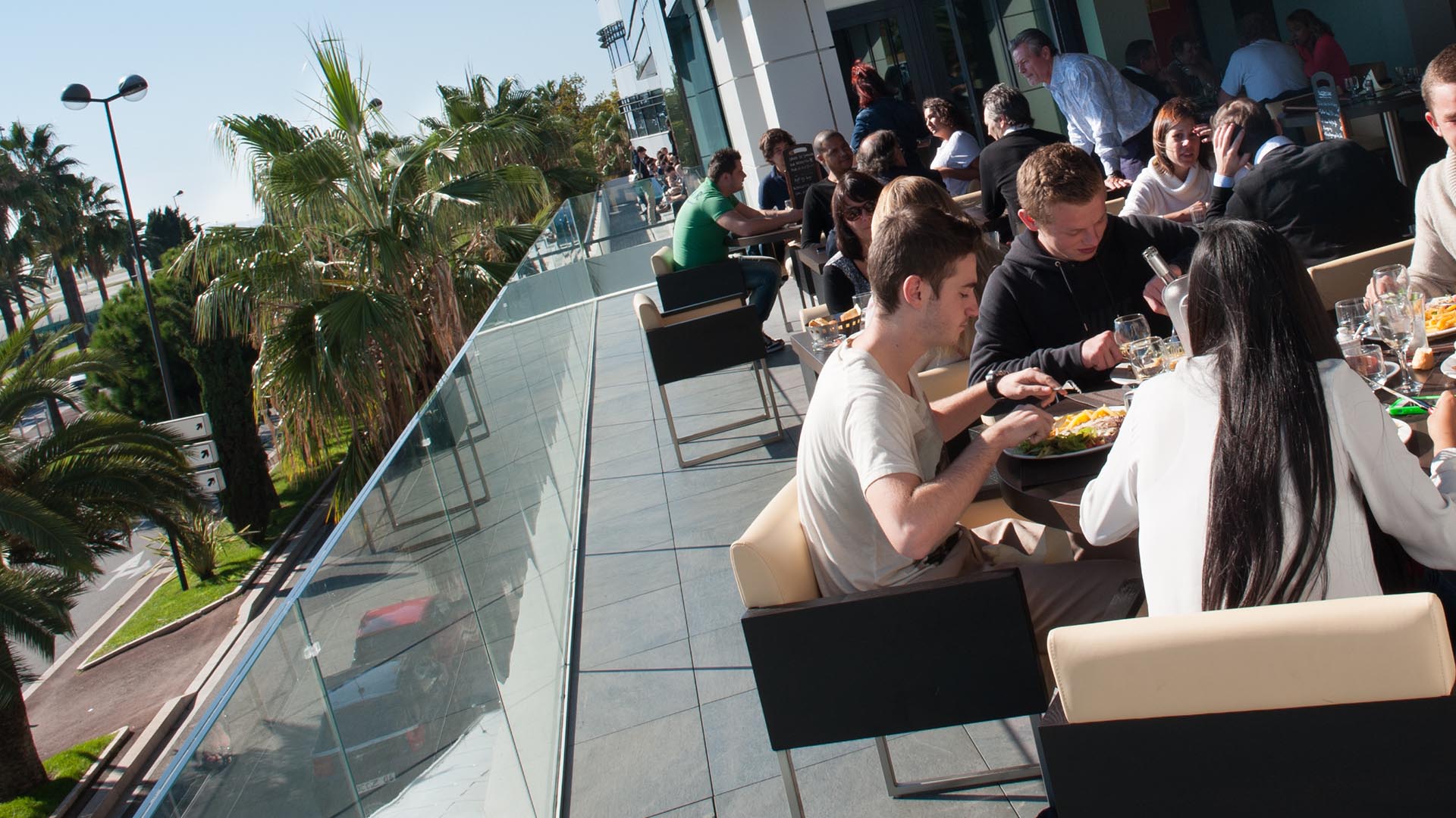 Terrasse de la brasserie du campus EDHEC de Nice