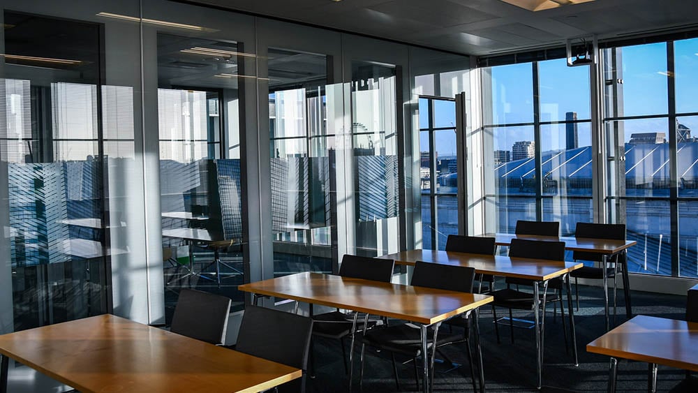 Salle de cours sur le campus EDHEC de Londres