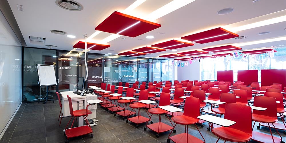 Salle de cours modulaire du campus EDHEC de Nice