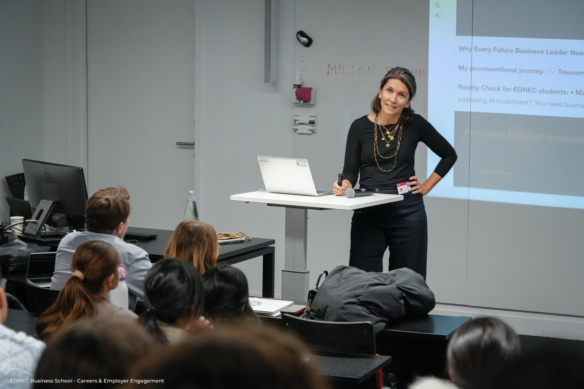 Recruteuse en présentation devant un amphi d'étudiants