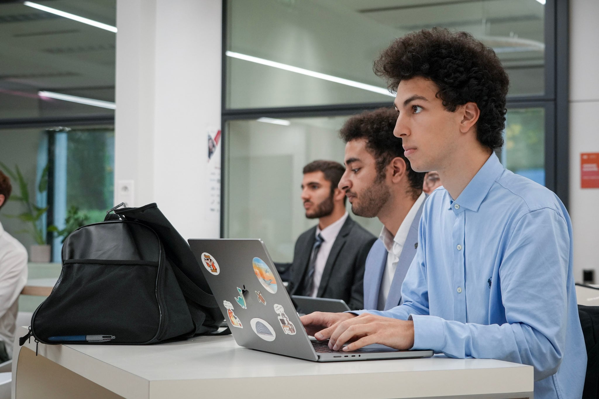 étudiant sur un ordinateur