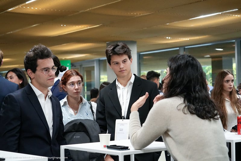 étudiants discutant avec une recruteuse