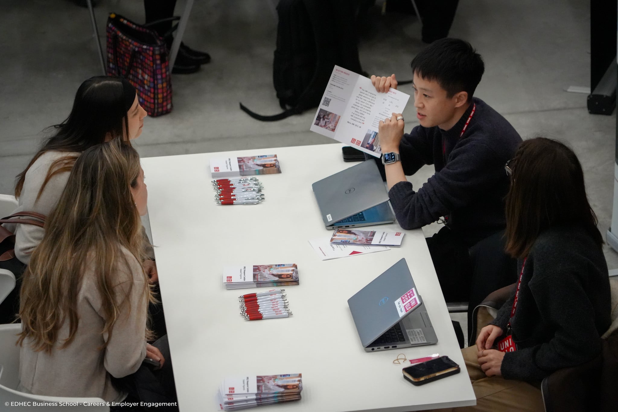 recruteurs et étudiantes discutant autour d'une table