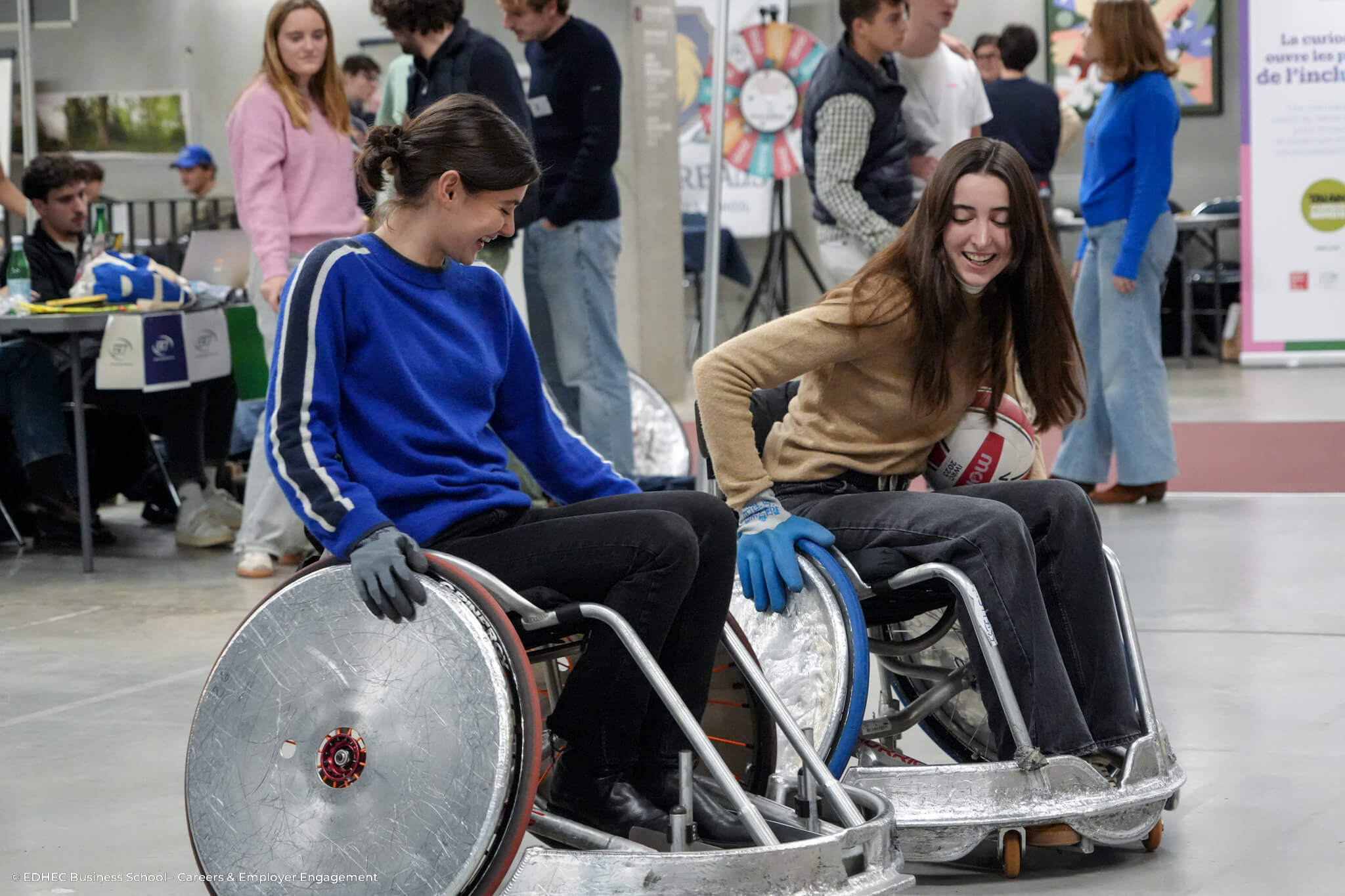 étudiantes en fauteuil roulant