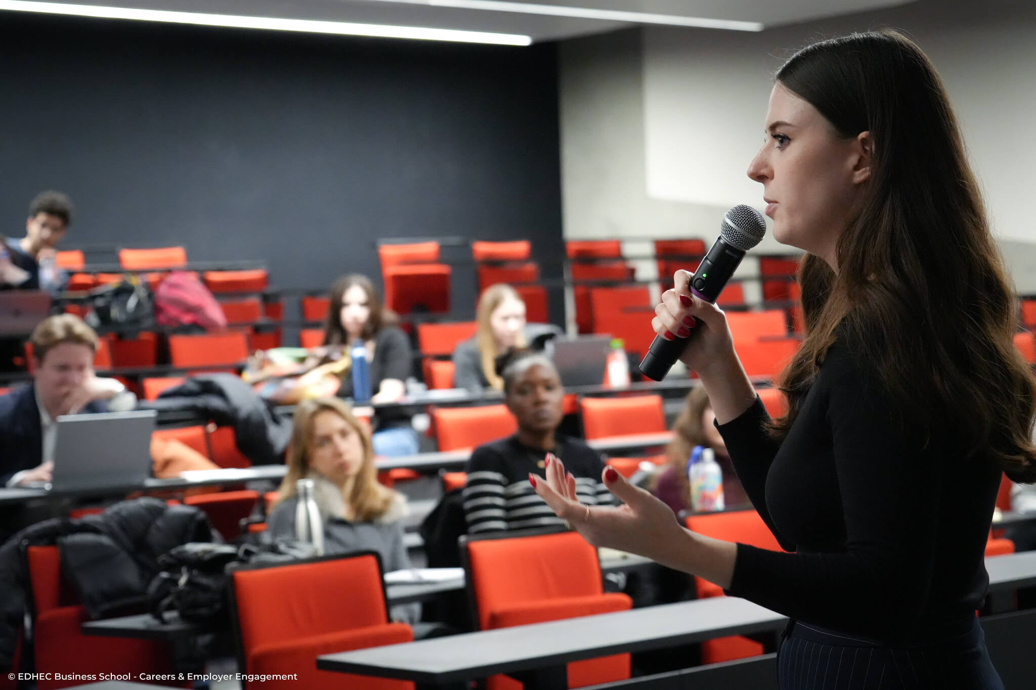 Recruteuse s'adressant à des étudiants en amphithéâtre