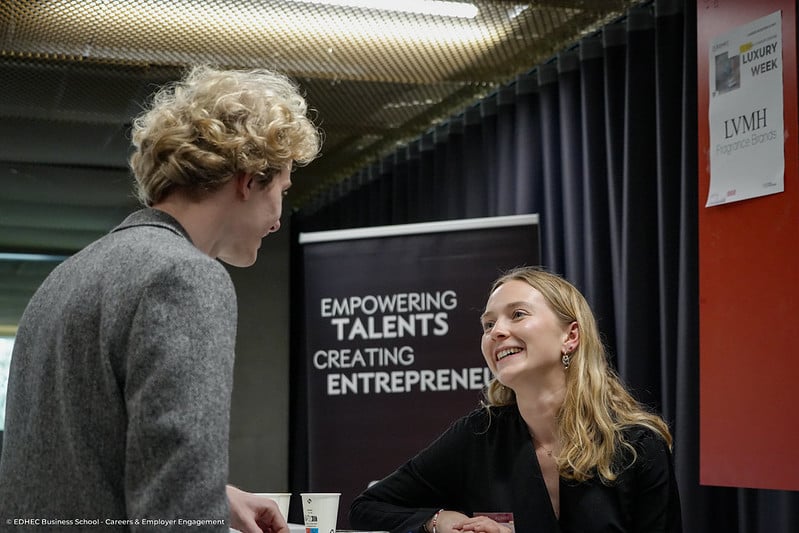 recruteuse discutant avec un étudiant