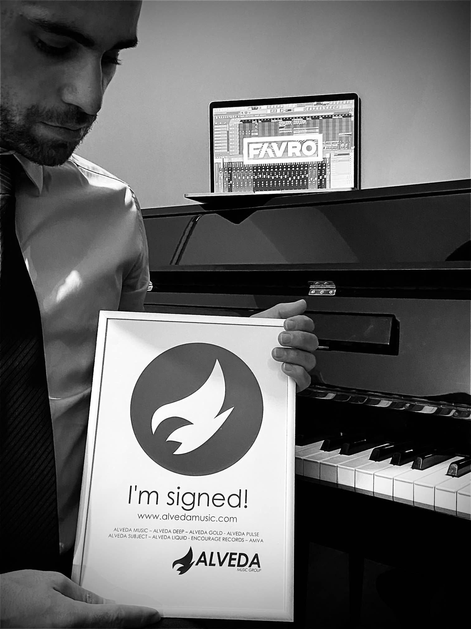 Guillaume Favre présente son premier contrat avec un label 