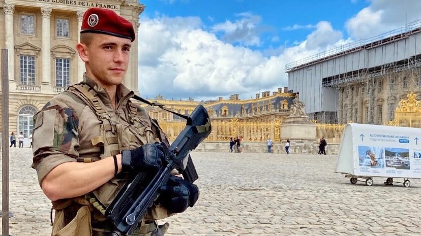 Julien Dupont Gil-Guzman, étudiant de l'EDHEC? engagé comme militaire de rang pendant une opération Vigipirate