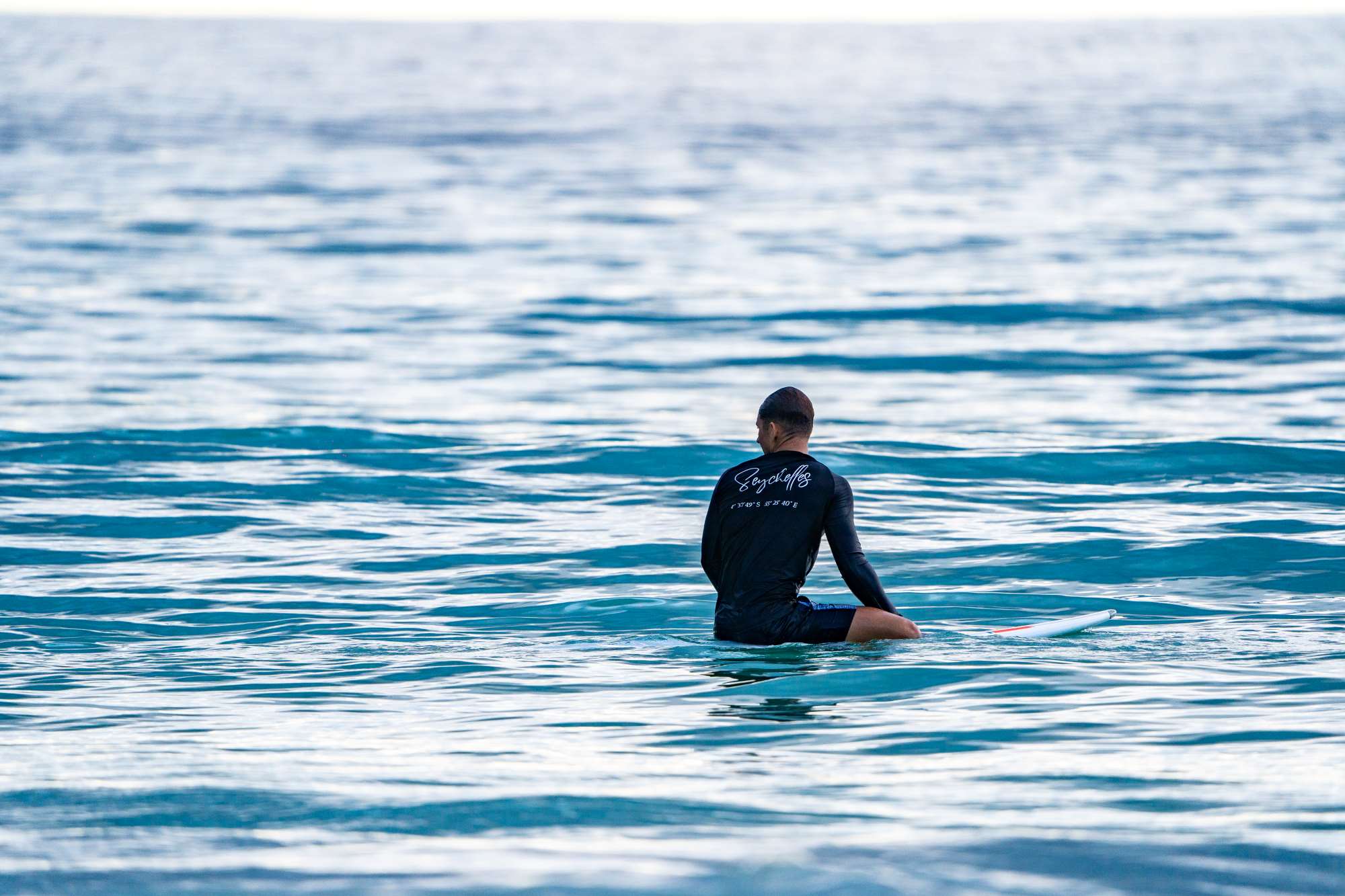 Maxime Trambelland - EDHEC - sur une planche de surf 