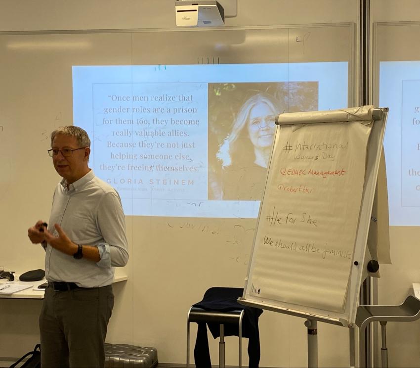 Robert Baker animant une conférence sur l'égalité femmes-hommes