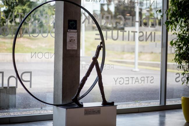 “homme en marche” sculpture